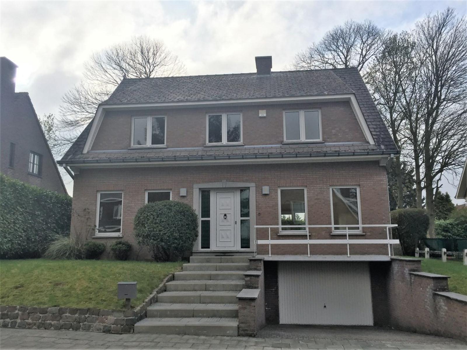 Ruime vrijstaande villa in een rustige en resientiële straat foto {{pictureIndex}}