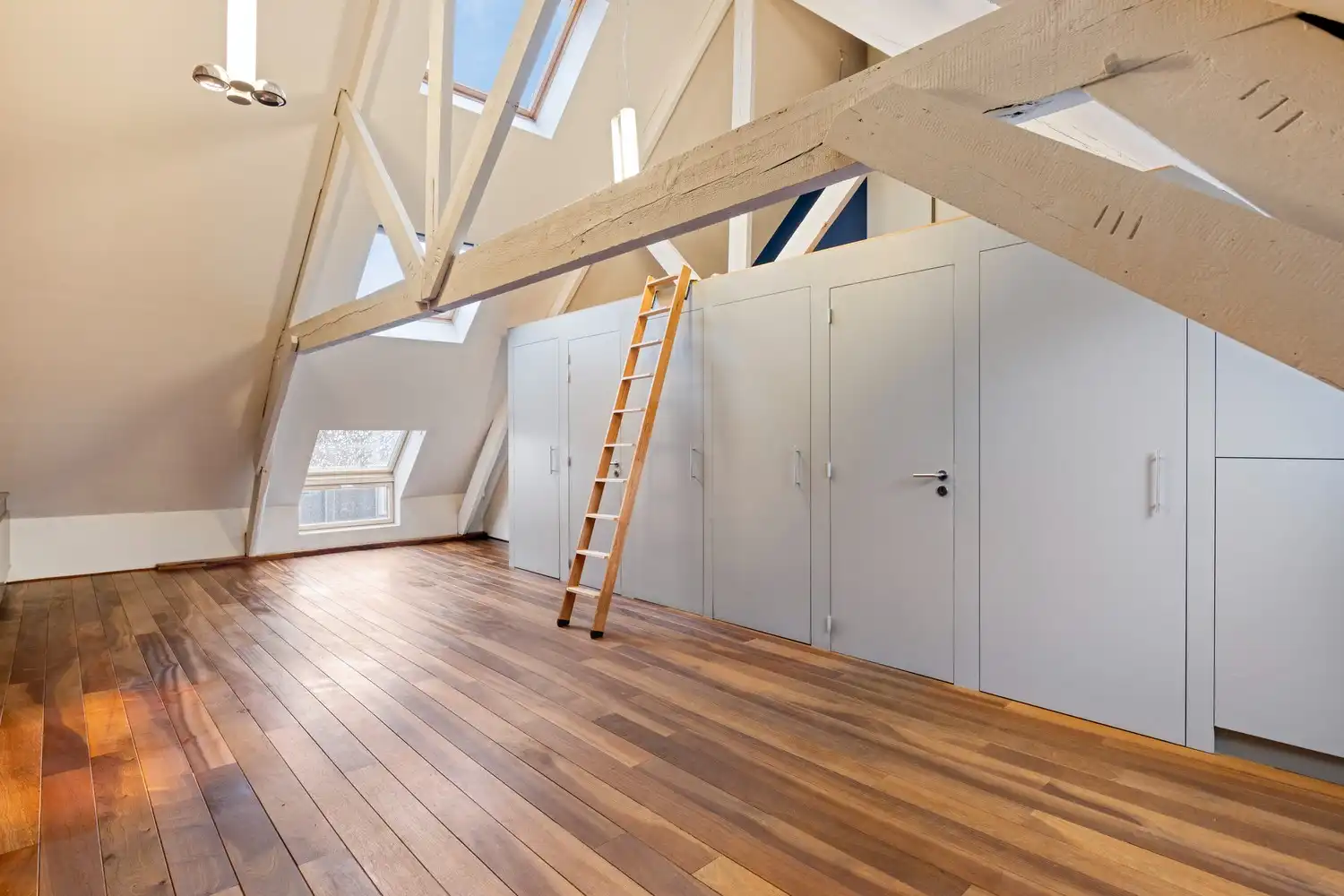 Karaktervol duplexappartement in authentiek herenhuis nabij de Coupure. foto 8