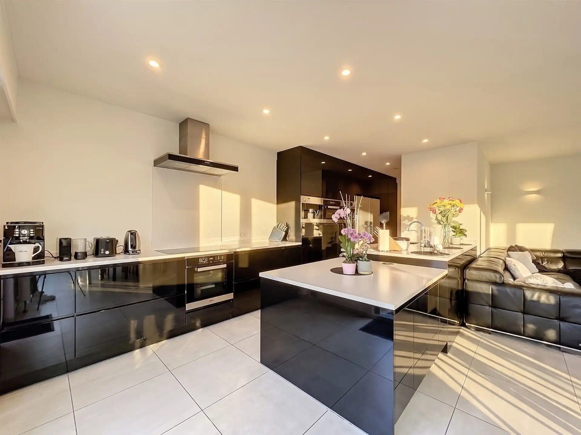 Moderne BEN gezinswoning met 4 slaapkamers, garage en poolhouse op perceel van 347m² foto 3
