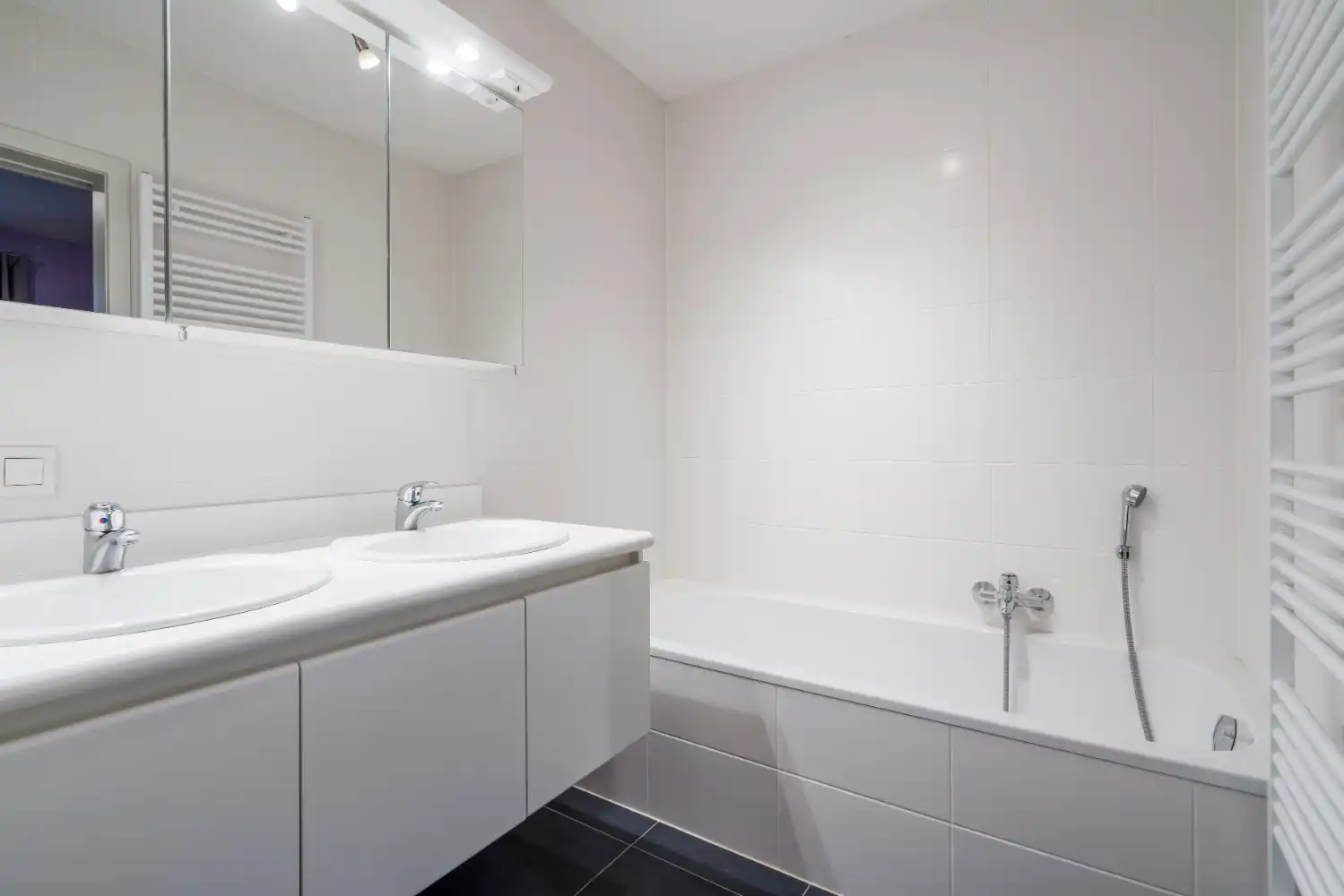 Ruim gelijkvloers appartement met drie slaapkamers en twee badkamers. In het centrum en dichtbij de Dijk en het strand van Blankenberge. Dit appartement wordt gemeubeld verhuurd. foto 14