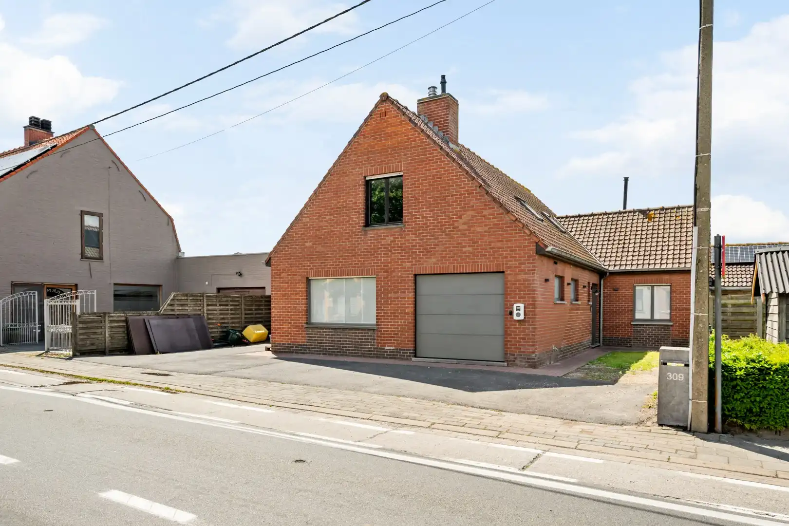 Instapklare halfopen woning met garage, tuin en bijgebouw in Moorsele foto 2