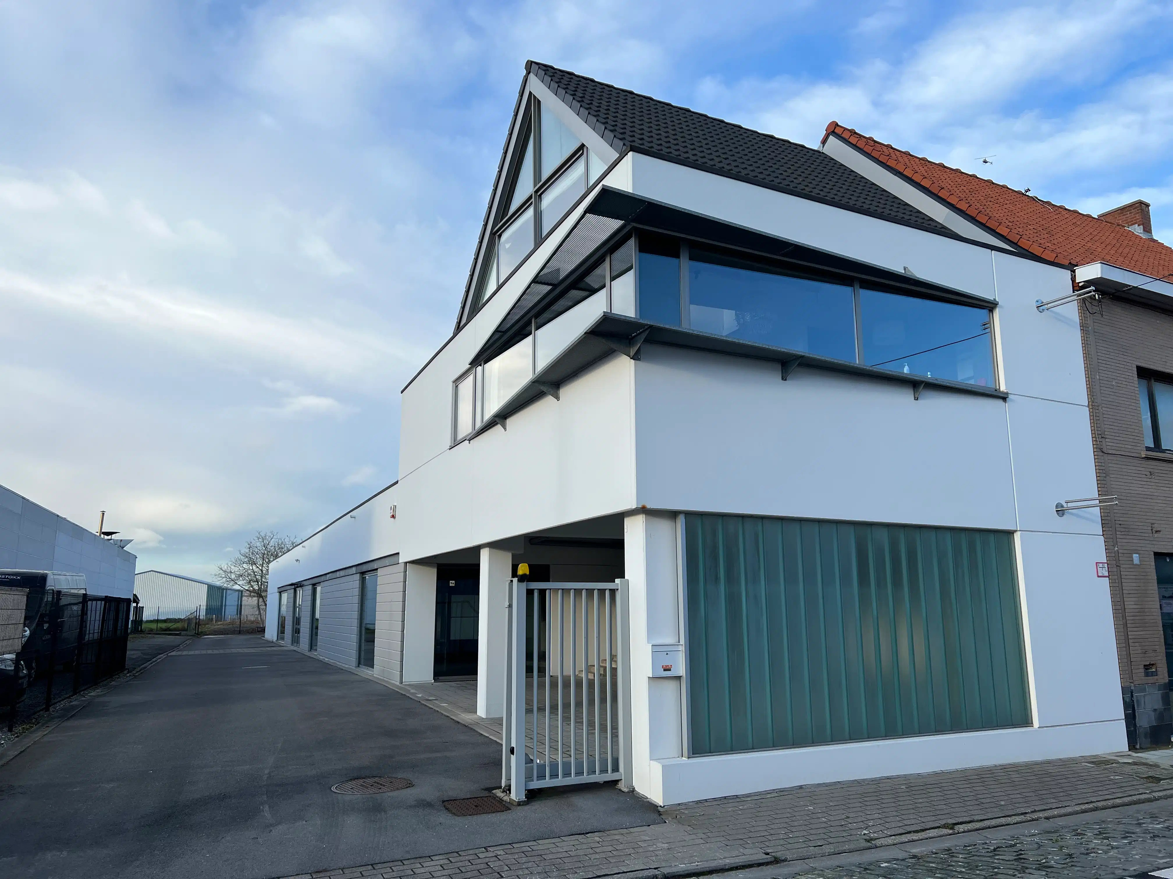 Ruimte voor kantoor en handelszaak met studio foto 2