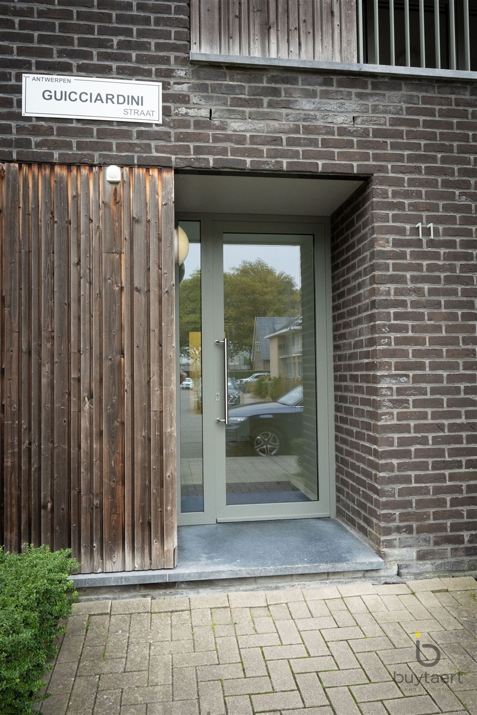 RUIME EN LICHTRIJKE PRAKTIJK IN GELIJKVLOERSAPPARTEMENT MET PRIVÉ-TUIN foto 3