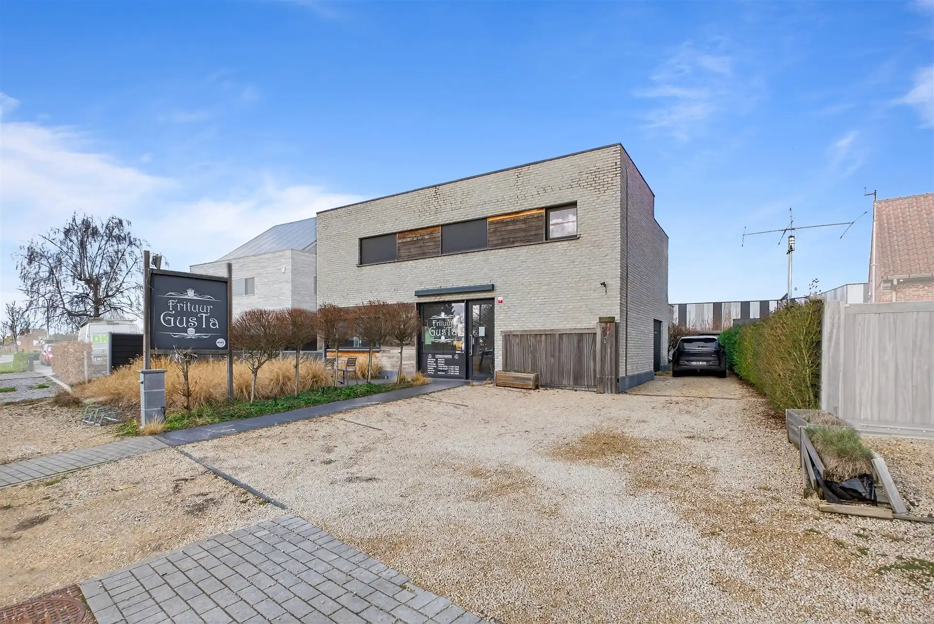 Recente handelszaak met heel ruime woonst op absolute topligging te Overmere. foto 2