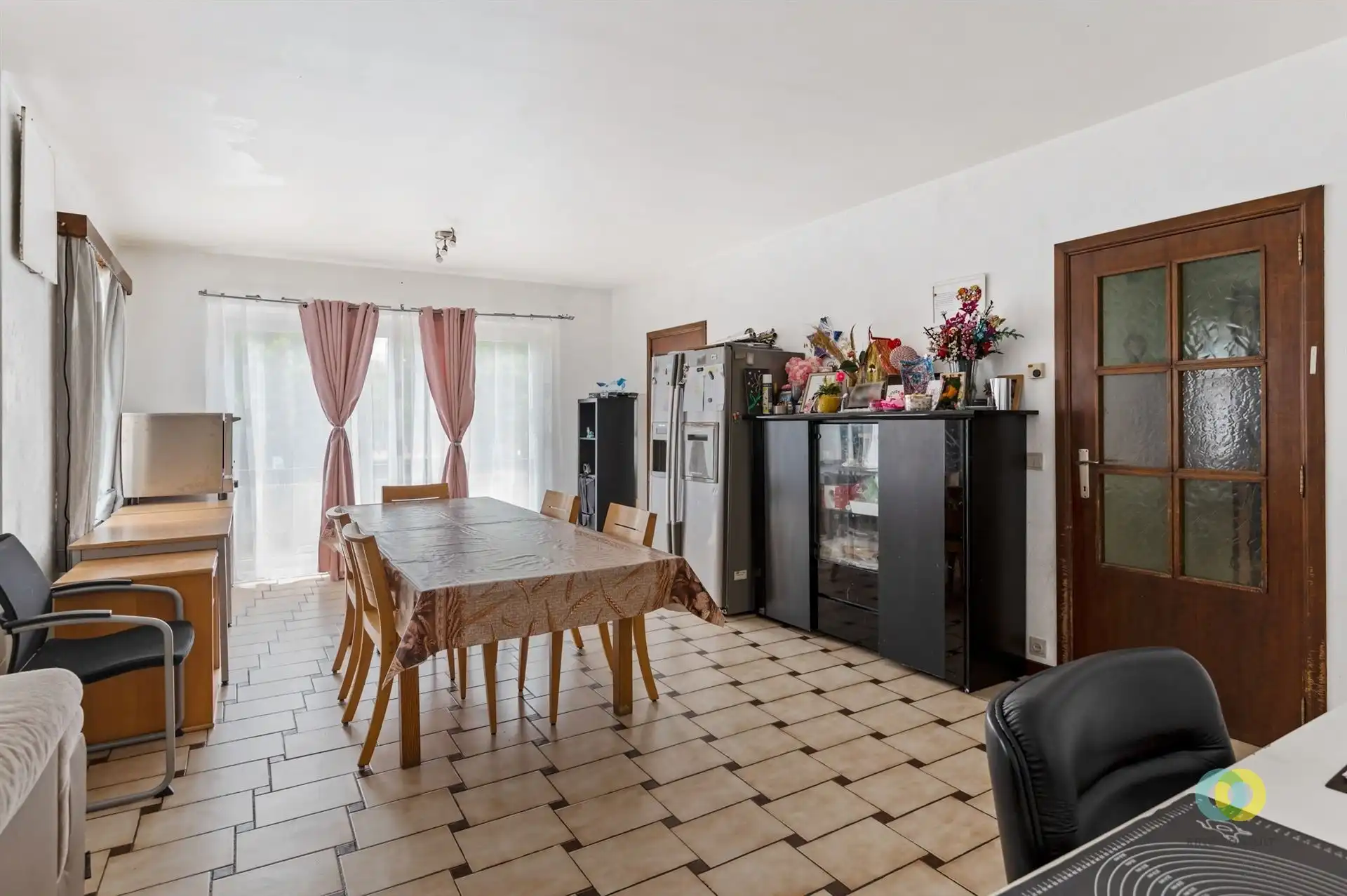 appartementsgebouw met garages foto 3