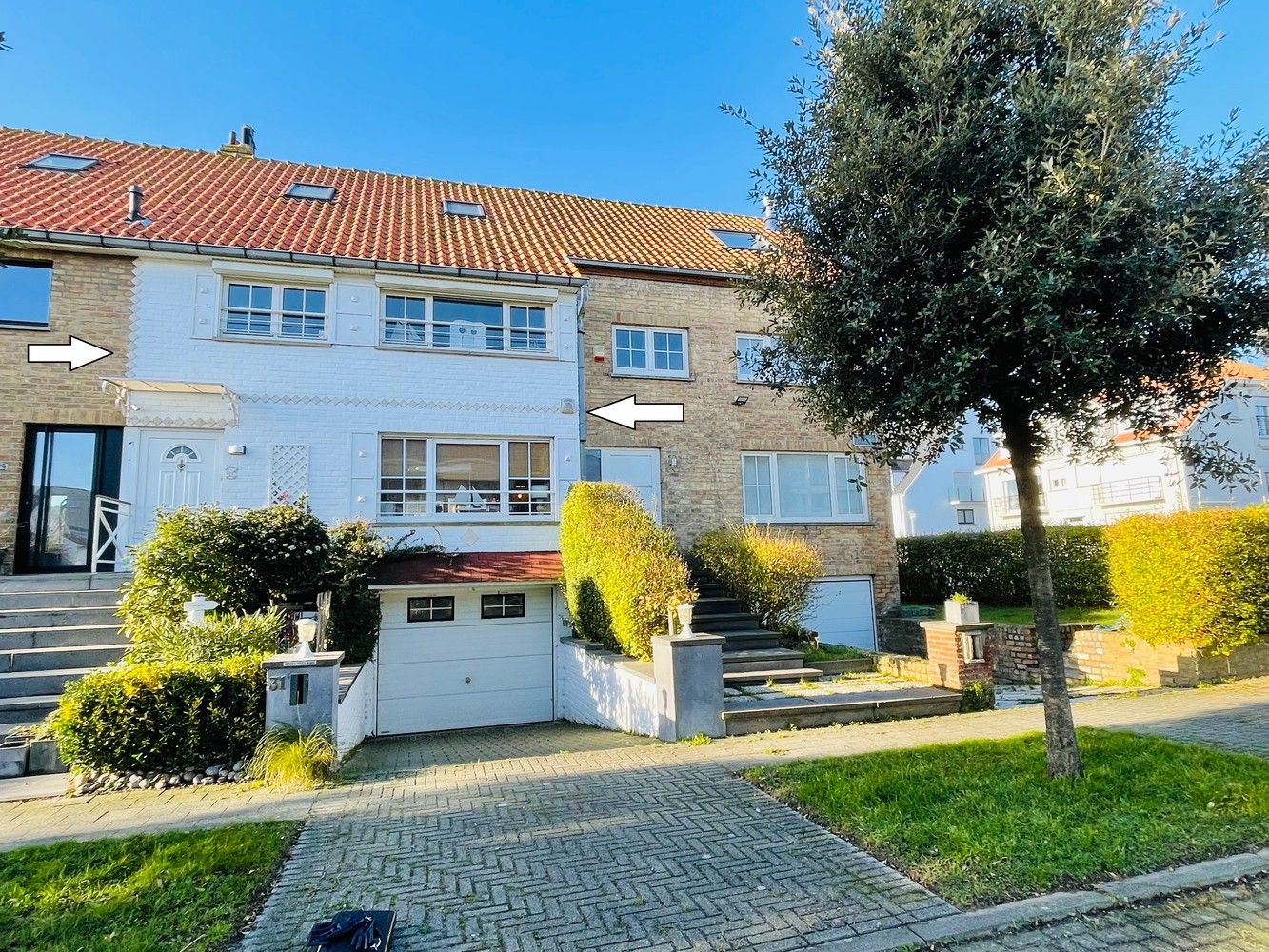 Zeebrugge à 50 mètres de la mer  Maison très charmante entièrement rénovée avec 5 chambres à coucher, 3 salles de bains et 3 terrasses. Atout majeur : 2 places de parking et un grand garage. Comprend une allée pour 2 voitures en enfilade, un grand garage, un atelier,un local a vélos, un studio aménagé et un petit jardin orienté au sud.  1er étage : superbe séjour, cuisine ouverte aménagée, donnant sur une terrasse. Style Long Island.  2e étage : 3 belles chambres, 2 salles de bain. Sous les combles, une 4e chambre.  Surface construite de 230 m². Superficie du terrain de 137 m².    Magnifique !  Parfaitement soigné et entretenu ! foto 40