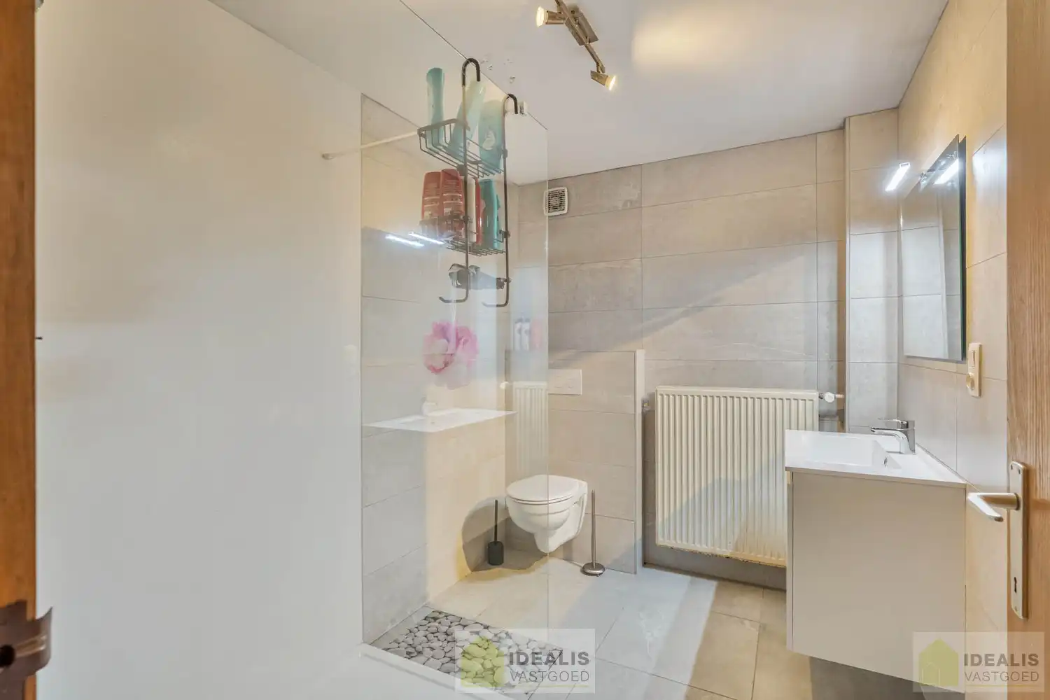 OP TE FRISSEN RUIM DUPLEX APPARTEMENT PAL IN  HET CENTRUM VAN HAMONT! Dit uiterst ruime appartement omvat maar liefst ca.142m² bewoonbare oppervlakte en is voorzien van een ruime woonkamer met aansluitend keuken, 3 aangename slaapkamers, volledig vernieuwde badkamer en terras!! Zeer geschikt voor kandidaten op zoek naar een zeer ruim appartement pal in het stadscentrum van Hamont (Hamont-Achel)! foto 12