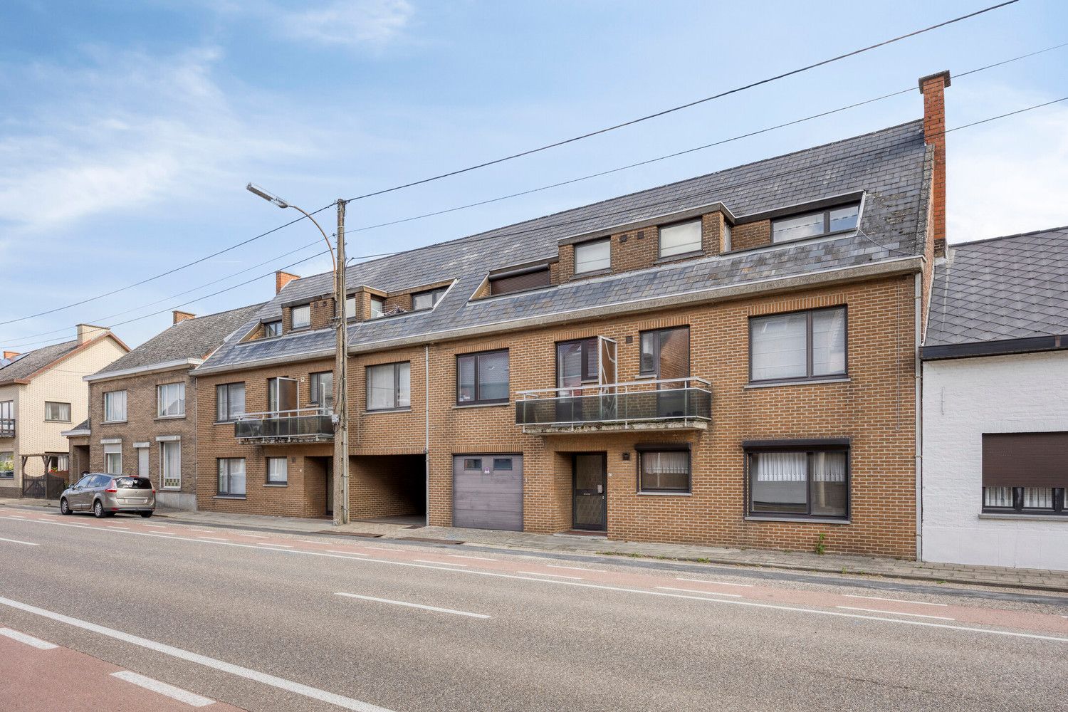 Hoofdfoto van de publicatie: GELIJKVLOERS APPARTEMENT MET 3 SLAAPKAMERS EN INPANDIGE GARAGE TE HALEN!