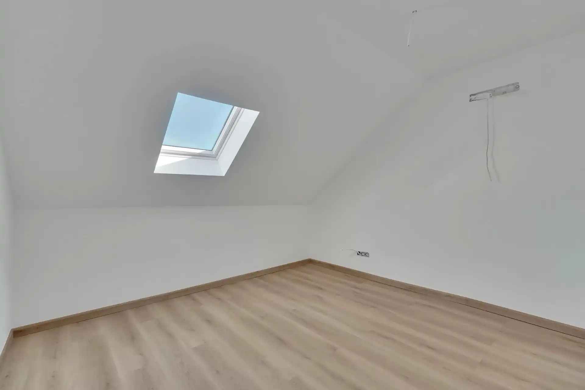 Ruime, volledig gerenoveerde woning aan de stadsrand foto 18