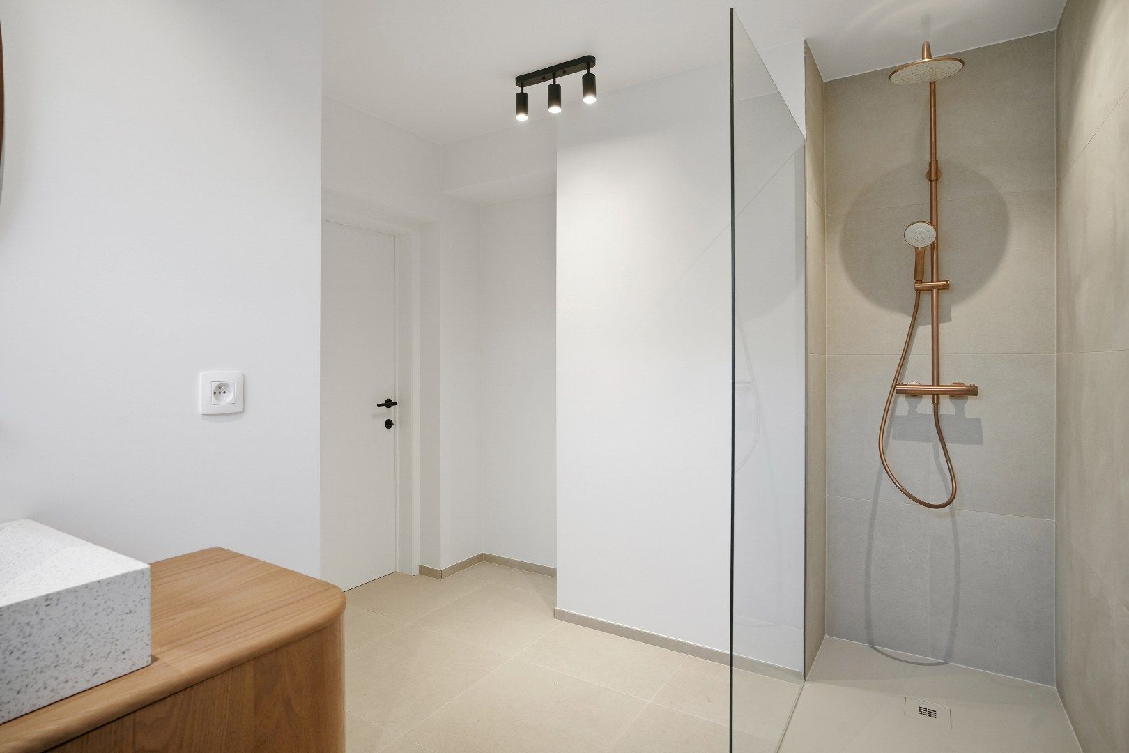 Grote woning, voorzien van vier kamers, twee badkamers, een uitweg,... foto 6