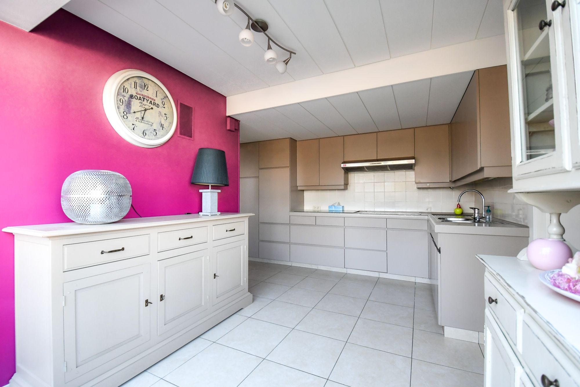 Ruim polyvalent handelspand met 4 slpk,  WINKELRUIMTE,  WONING en PARKING vooraan. foto 12