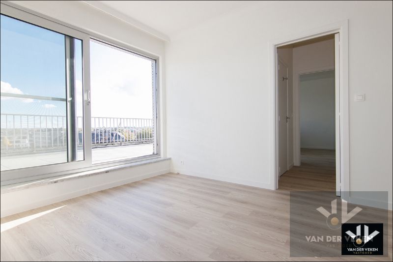 Gerenoveerd en instapklaar penthouse in hartje Hasselt (Leopoldplein) met prachtig uitzicht! foto 5