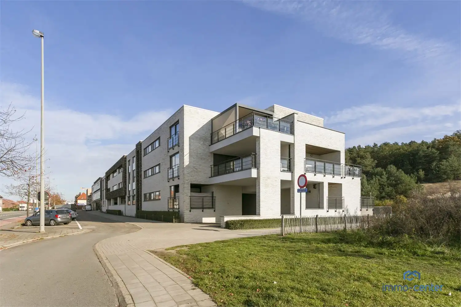 Modern twee-slaapkamer appartement te huur te Genk! foto 2