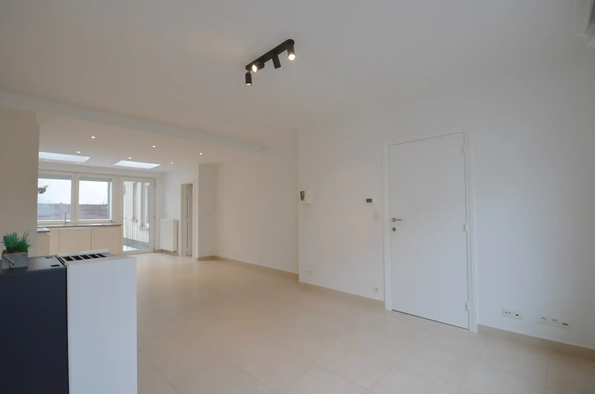 Ruime woning met ruime terrassen en een inpandige garage gelegen nabij de keuvelhoekstraat. foto 4