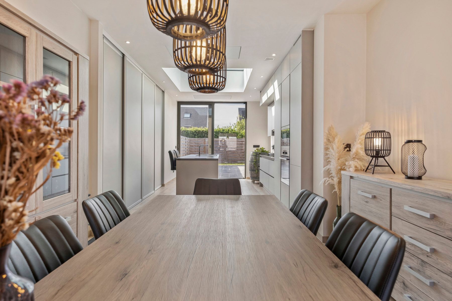 Moderne gerenoveerde stadswoning op rustige ligging in Gistel. foto 3