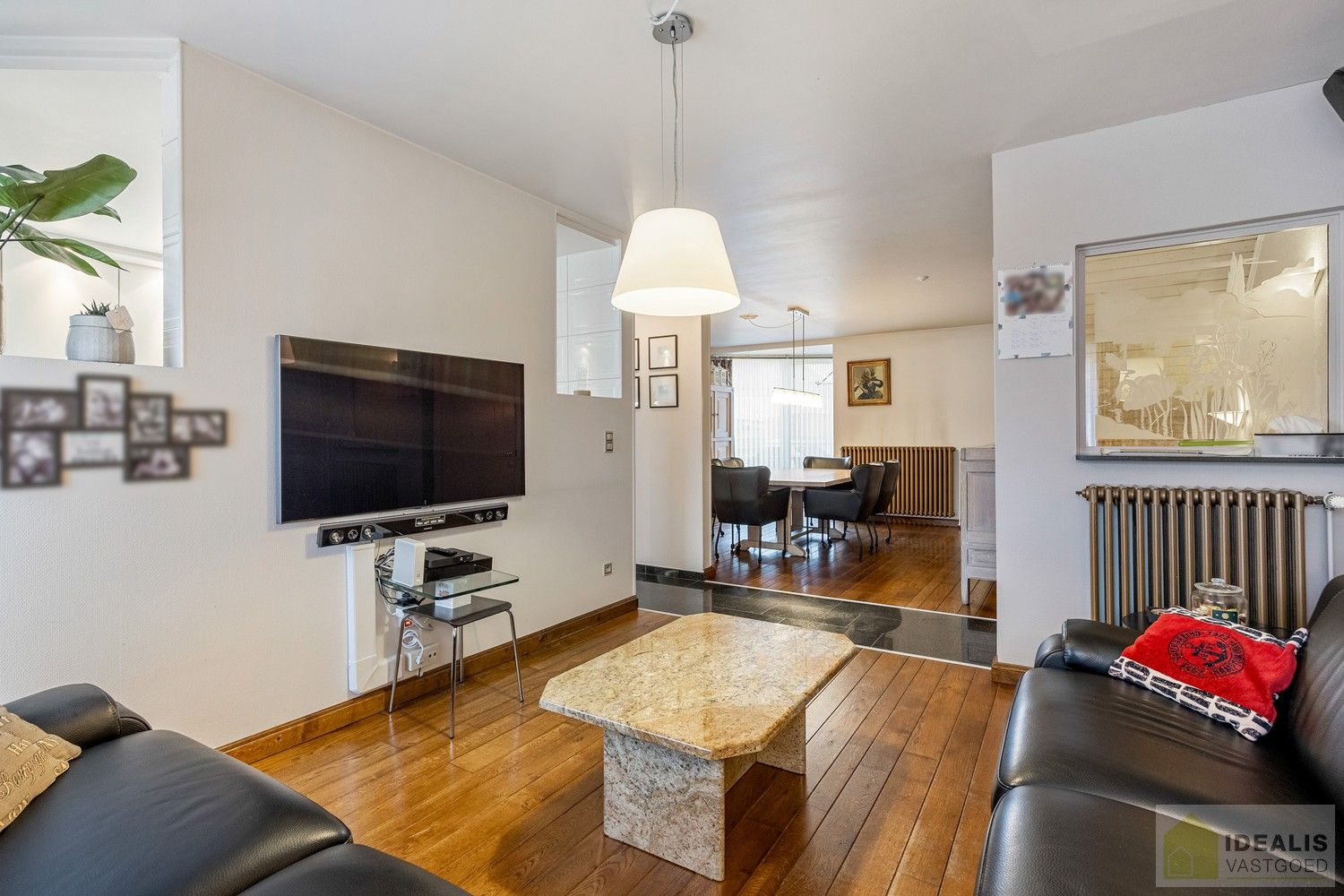 IDEALIS VASTGOED - Aangenaam instapklaar duplexappartement met winkelruimte/werkatelier te Opitter, Bree. Dit ruime duplexappartement omvat +-140 m² netto bewoonbare oppervlakte. Dit multifunctionele pand biedt tal van mogelijkheden dankzij de winkelruimte/het werkatelier van maar liefst +-200m² die vroeger dienst deed als slagerij. Uiterst geschikt voor kandidaten op zoek naar een instapklare woonruimte mét handelsruimte op een gunstige locatie midden in hartje Opitter, Bree! Mogelijkheid wijziging tot ééngezinswoning mits het verkrijgen van een omgevingsvergunning. foto 10