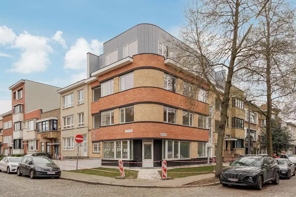 Gerenoveerd appartement met overdekt terras foto 16