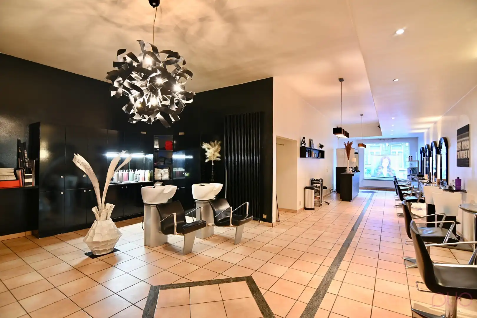 Groot handelspand met aparte ingang, bovenliggende woning en inpandige garage foto 7