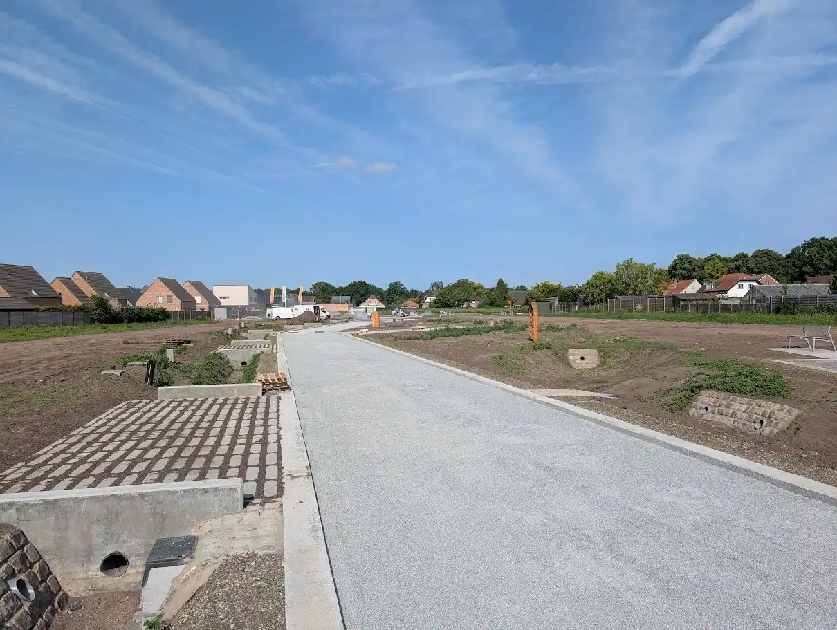 Laatste bouwgrond voor open bebouwing in nieuwe woonwijk foto {{pictureIndex}}