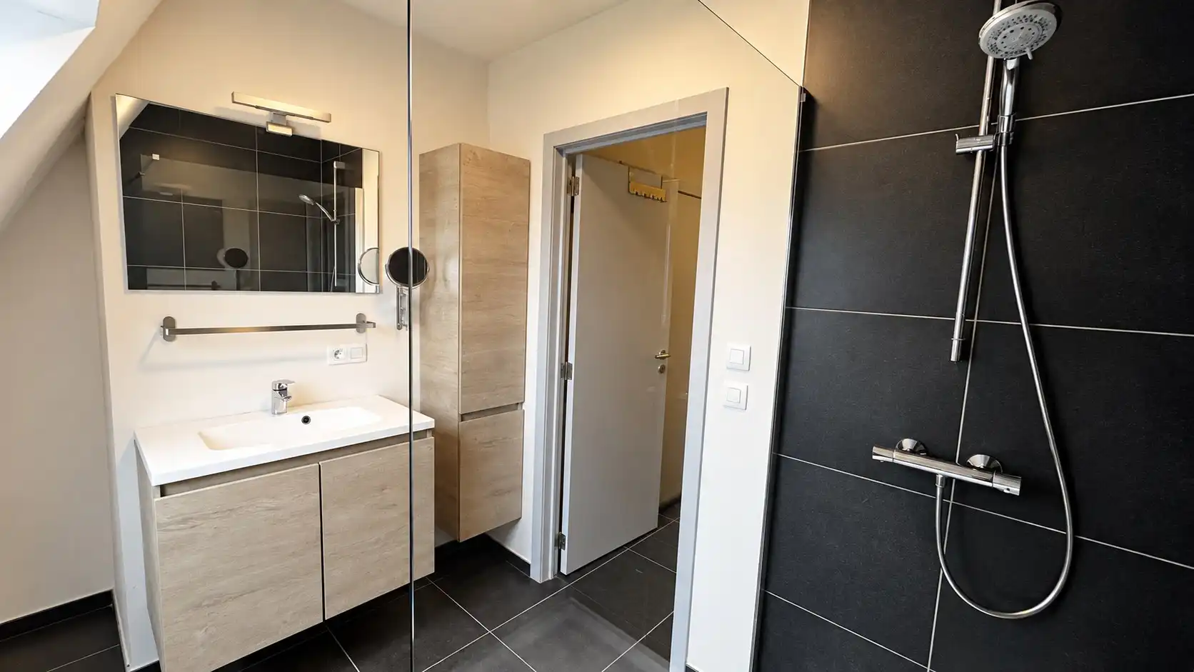 Instapklaar appartement met afzonderlijke garage en terras foto 12