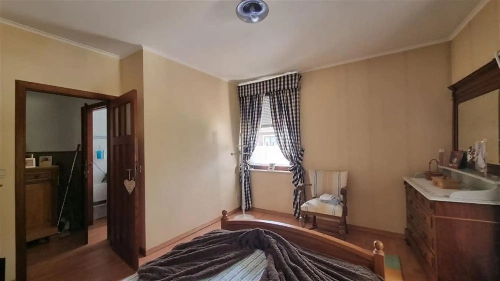 Aangename 3-gevel woning met tuin foto 11