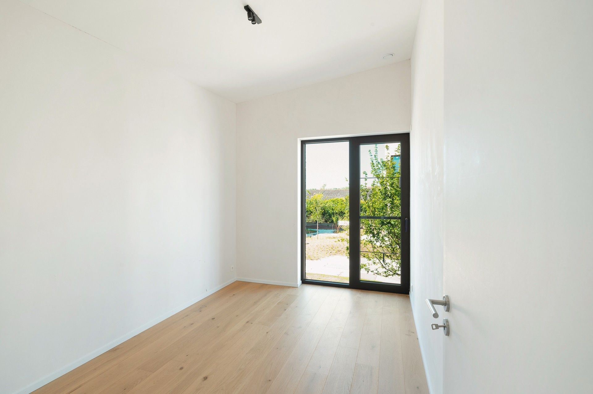 Ongemeubeld: moderne geothermische en energiezuinige woning te Knokke foto 24