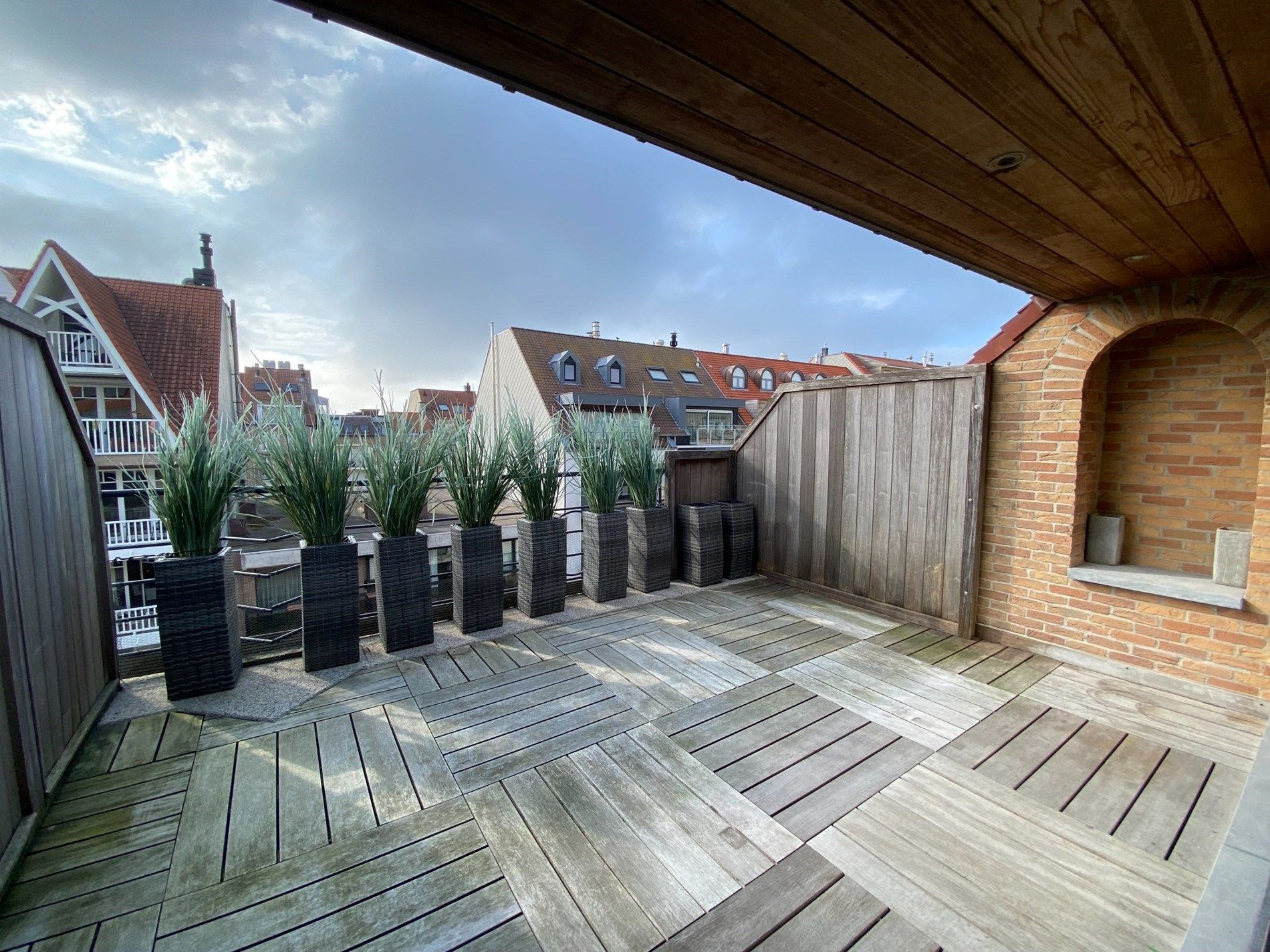 ONGEMEUBELD - Lichtrijk duplex-appartement te Paul Parmentierlaan met ruime terrassen op wandelafstand van de Zeedijk.  foto 2