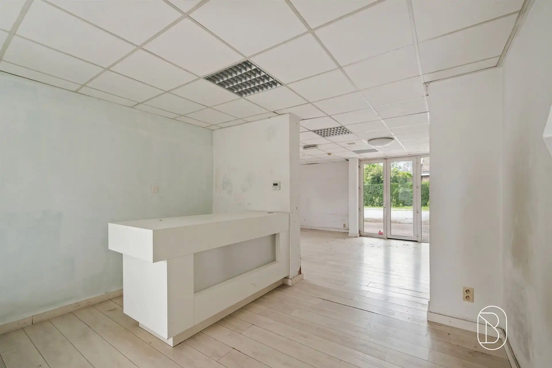 Topgelegen commercieel pand met parking foto 16