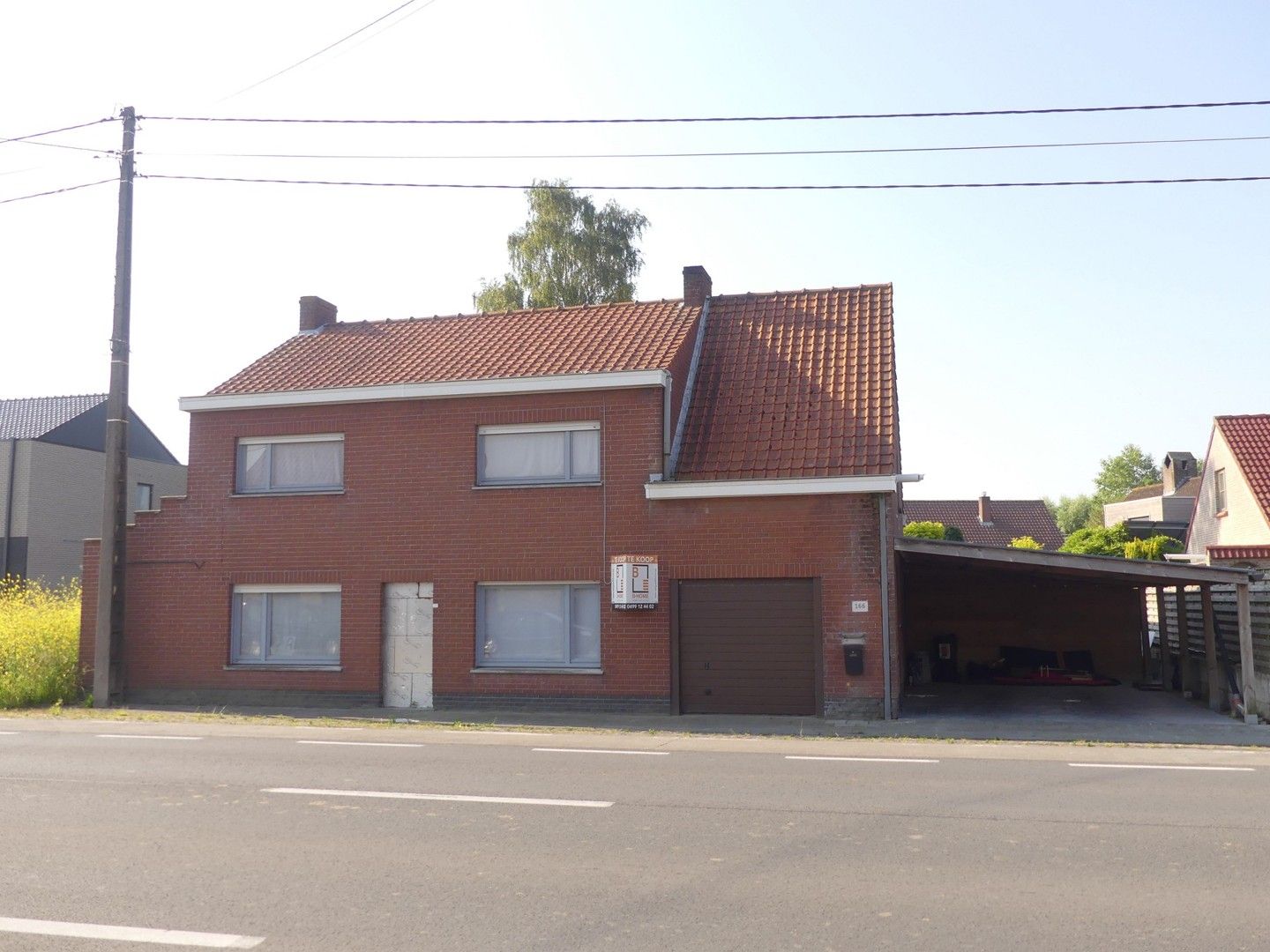 Ruime open bebouwing, grotendeels gerenoveerd, met grote carport, terrassen en tuin foto 2