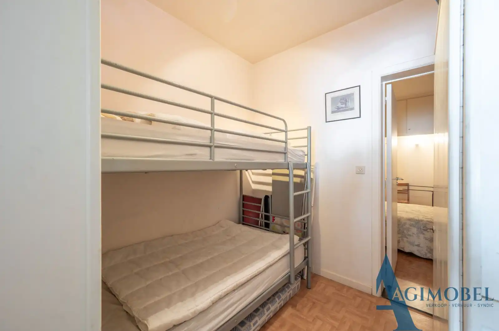 Compact 2-slaapkamerappartement met vleugje zij zeezicht, boordevol potentïeel en mogelijkheid tot aankoop garage in de directe omgeving . foto 12
