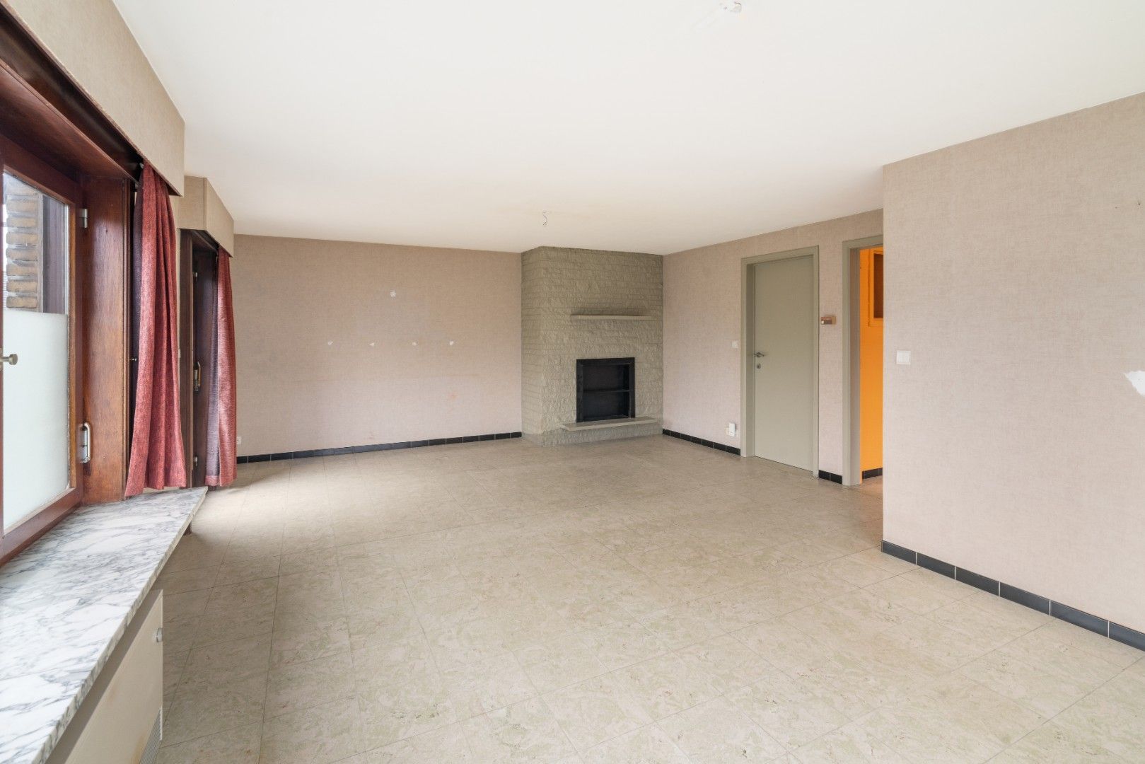 Te renoveren appartement met 2 slaapkamers en zolder te koop in Lovendegem foto 4