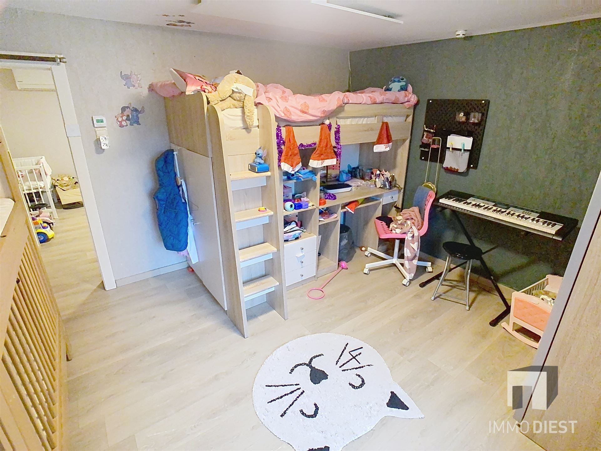 Charmante gerenoveerde woning met 4 slpkmrs foto 13