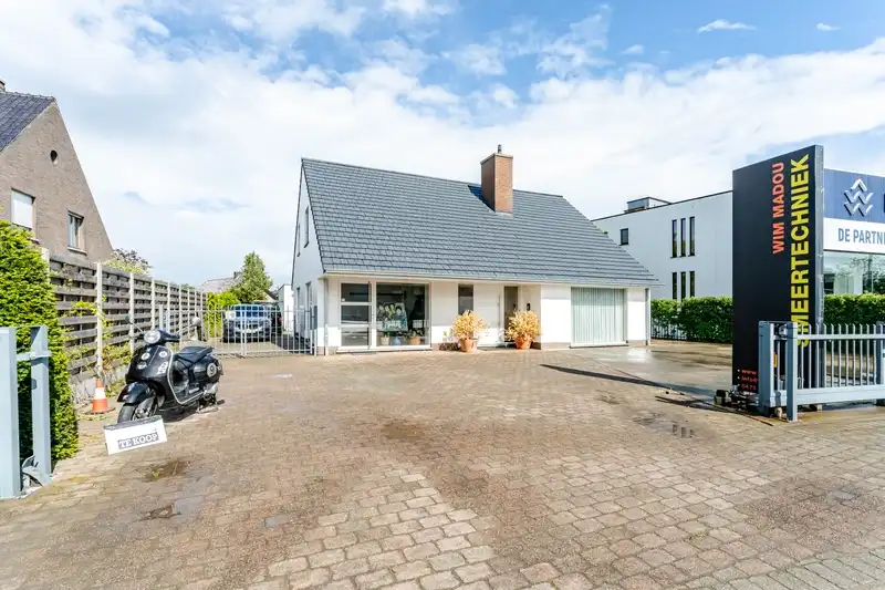 Roeselare-Gits. Opportuniteit aan de Bruggesteenweg gelegen. RUIME LUXE VILLA MET MAGAZIJN & KANTOOR, 4 slaapkamers, uiterst commercieel en zichtbaar. Recent vernieuwd ! foto 26