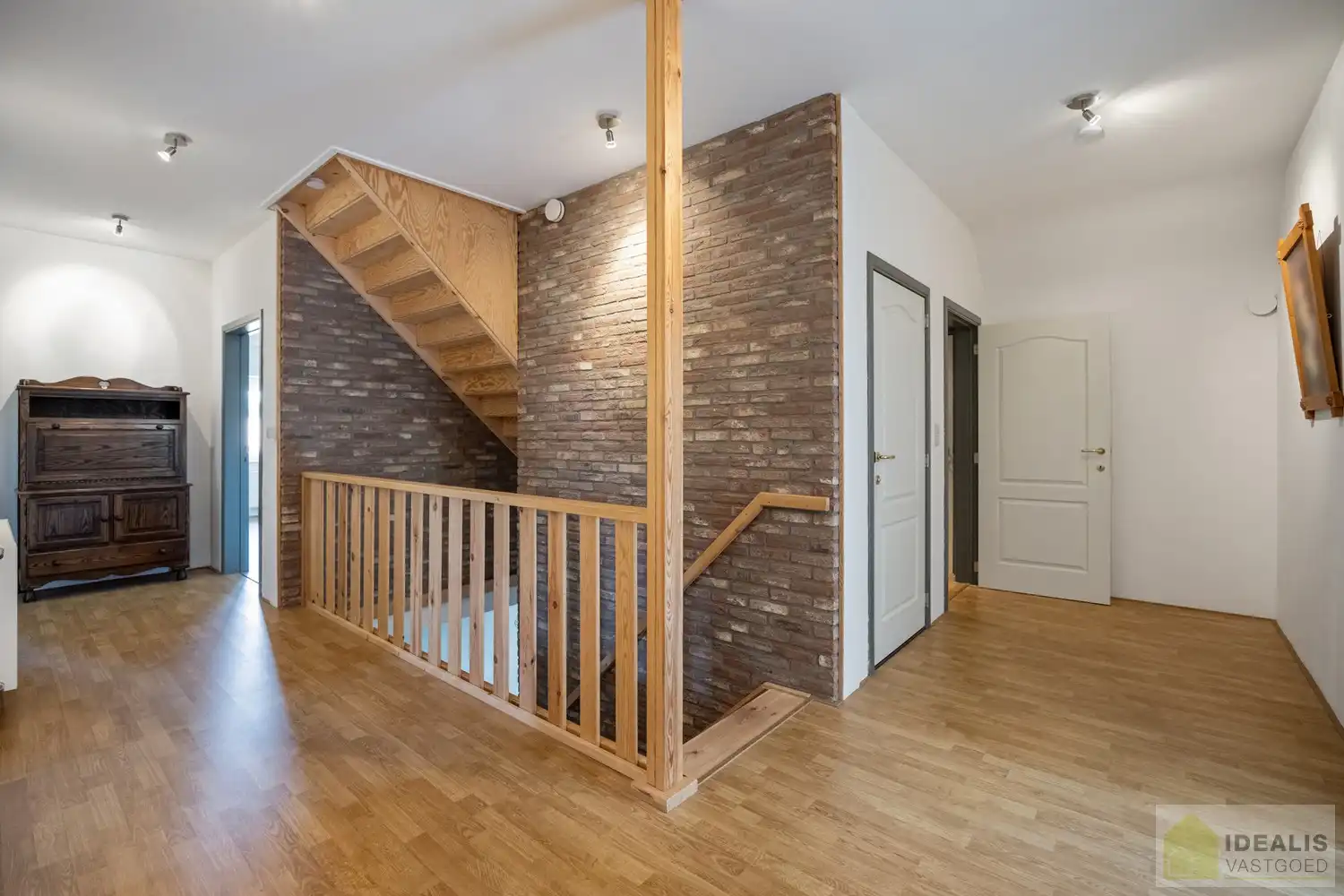 ZEER RUIM OPGEZETTE (481m²!) EN KNAP AFGEWERKTE EENGEZINSWONING OP RUSTIGE LOCATIE MET MAAR LIEFST 8!! SLAAPKAMERS foto 22