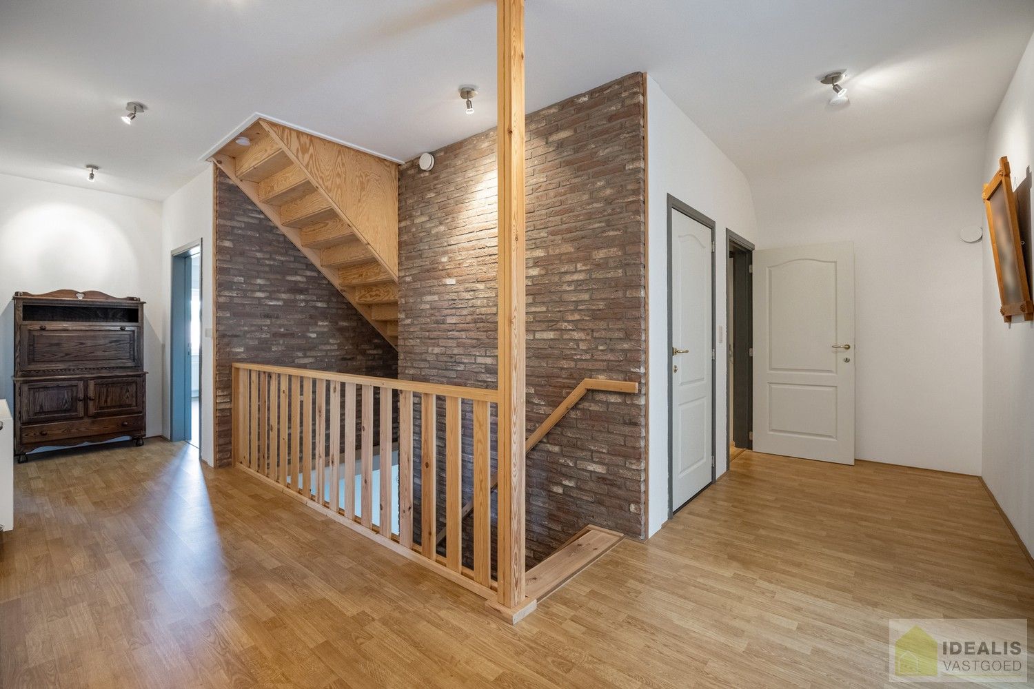 ZEER RUIM OPGEZETTE (360m²!) EN KNAP AFGEWERKTE EENGEZINSWONING OP RUSTIGE LOCATIE MET MAAR LIEFST 8!! SLAAPKAMERS foto 22