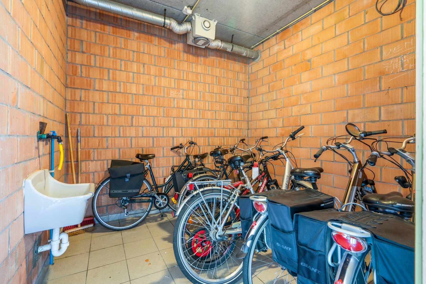 Ruim en instapklaar appartement met 2 slaapkamers en terras - centrale ligging en met alle voorzieningen binnen handbereik foto 12