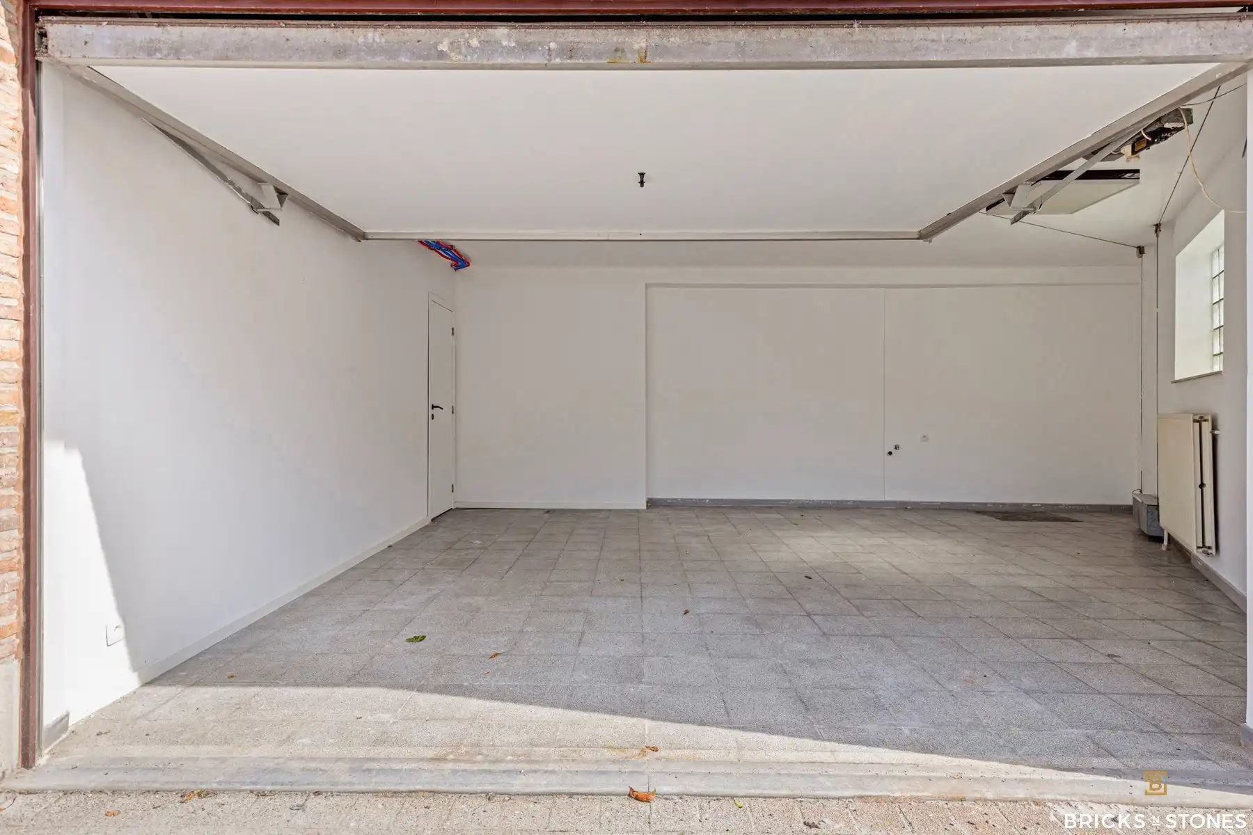 Zeer ruime halfopen bebouwing met praktrijkruimte en prachtige tuin foto 22