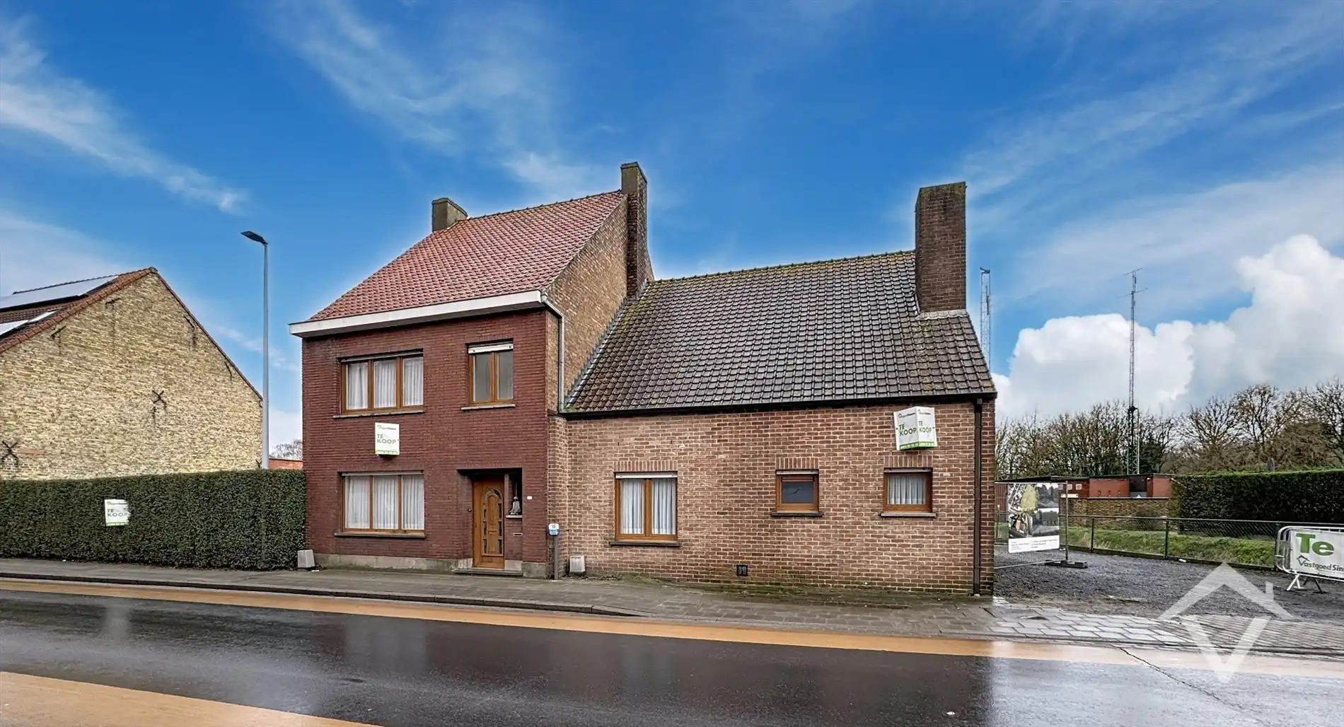Hoofdfoto van de publicatie: Alleenstaande woning met naastliggend stuk bouwgrond en weide te Eernegem