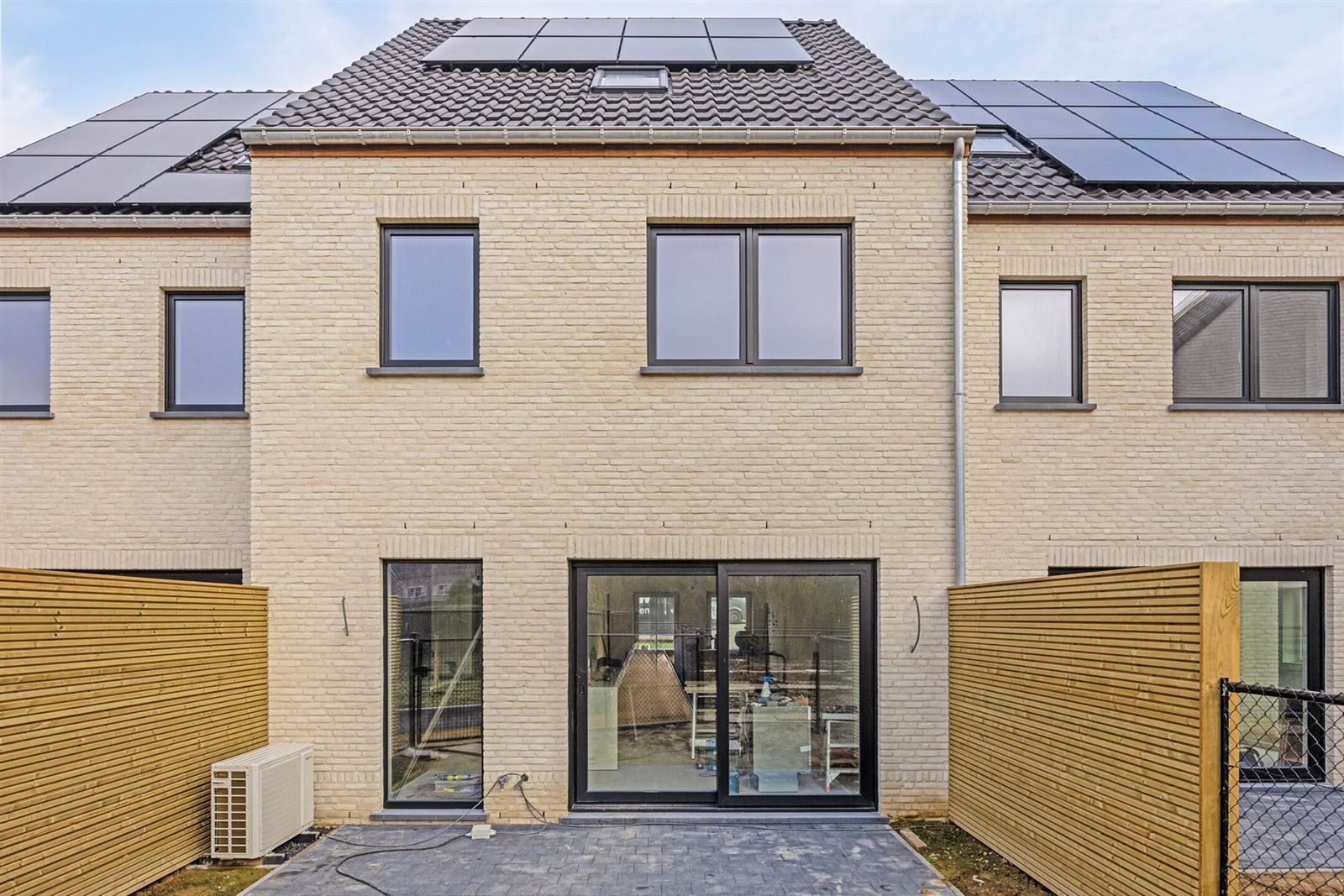 Energiezuinige instapklare nieuwbouwwoning met 3 slaapkamers, bureau,  tuin en parkings foto 11