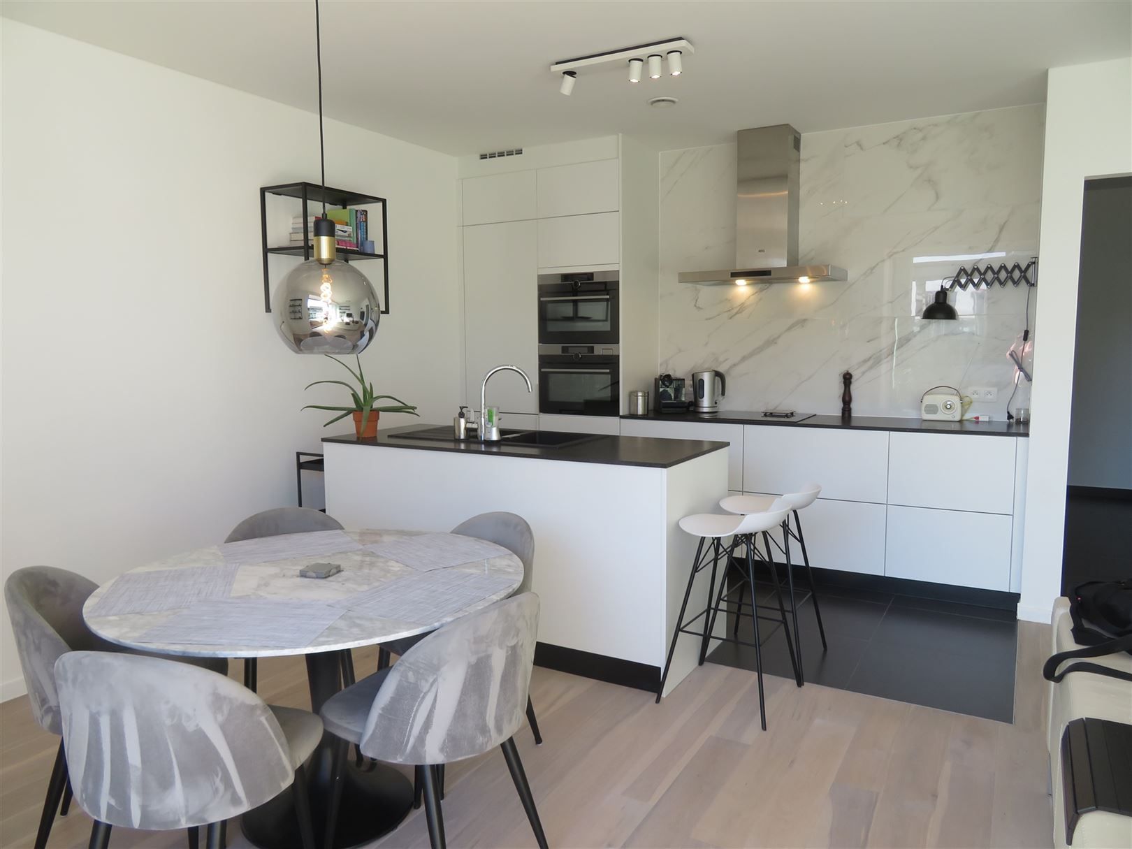 Luxueus gemeubeld 2-slaapkamerappartement op het Nieuw Zuid foto 3