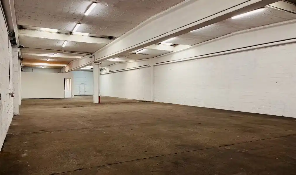 Magazijn met ingericht kantoor te huur in het industriepark te Malle foto 3