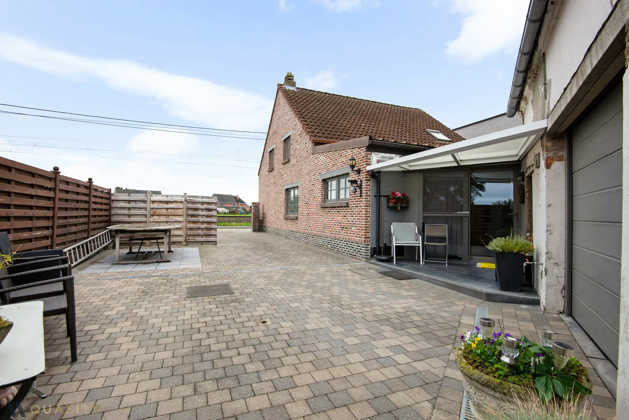 Deze instapklare ééngezinswoning met 3 slpk., ruime koer (146 m²), garage (26 m²) en diverse bergruimtes op een terrein van 301 m² foto 2