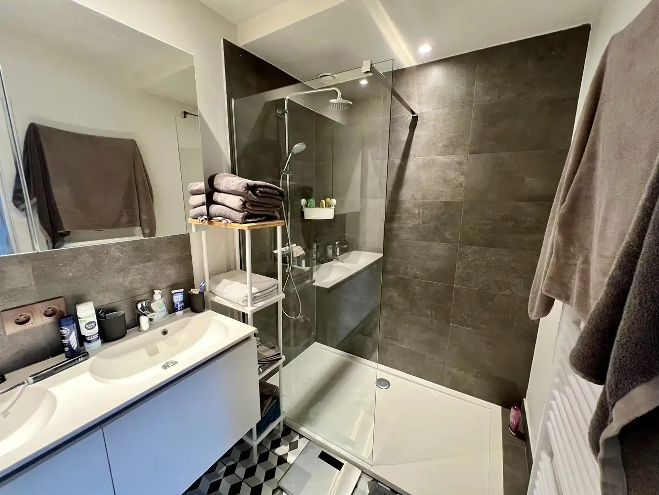 Ruim, vernieuwd appartement met 2 slaapkamers! foto 10