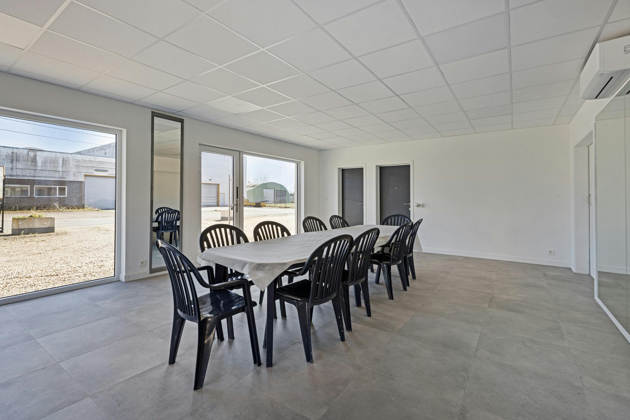 Industriegebouw met conciërge-appartement op 34a 60ca in Maaseik te koop foto 2