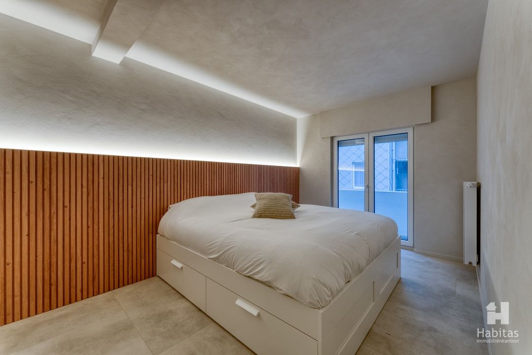 Subliem gerenoveerd, volledig nieuw gemeubeld en verrassend ruim appartement foto 12