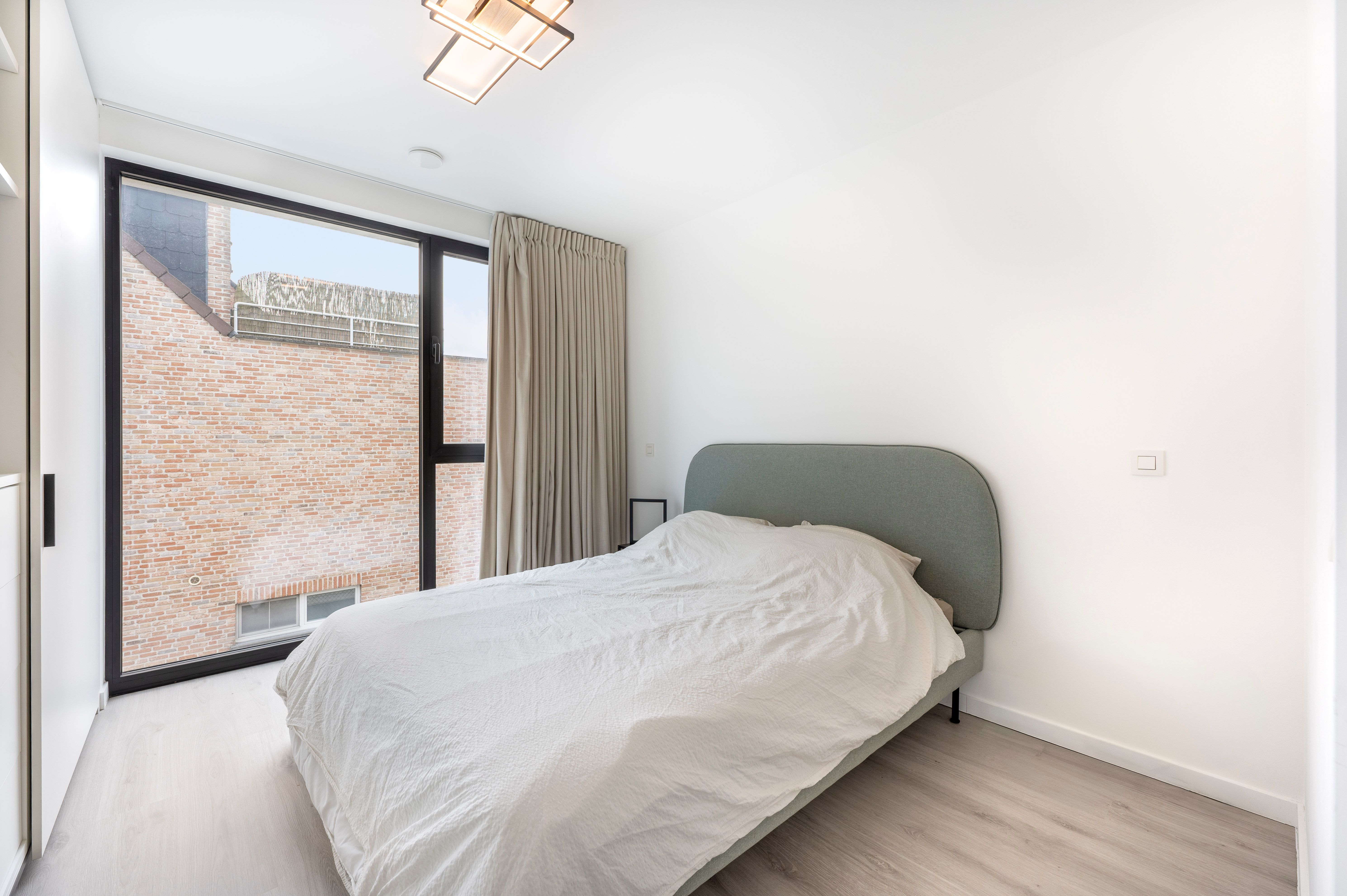 Instapklaar nieuwbouwappartement met 2 staanplaatsen en kelderberging in Brecht! foto 16