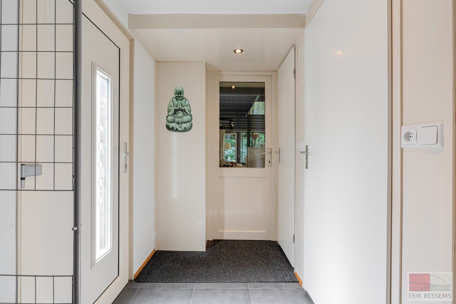 Gelijkvloerse vakantiewoning met een woonoppervlakte van 79 m², gelegen op een royaal perceel van 570 m². foto 3