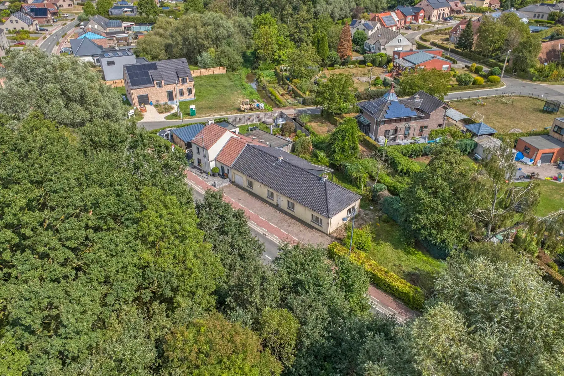 Landelijke laagbouw woning met mooie tuin foto 5