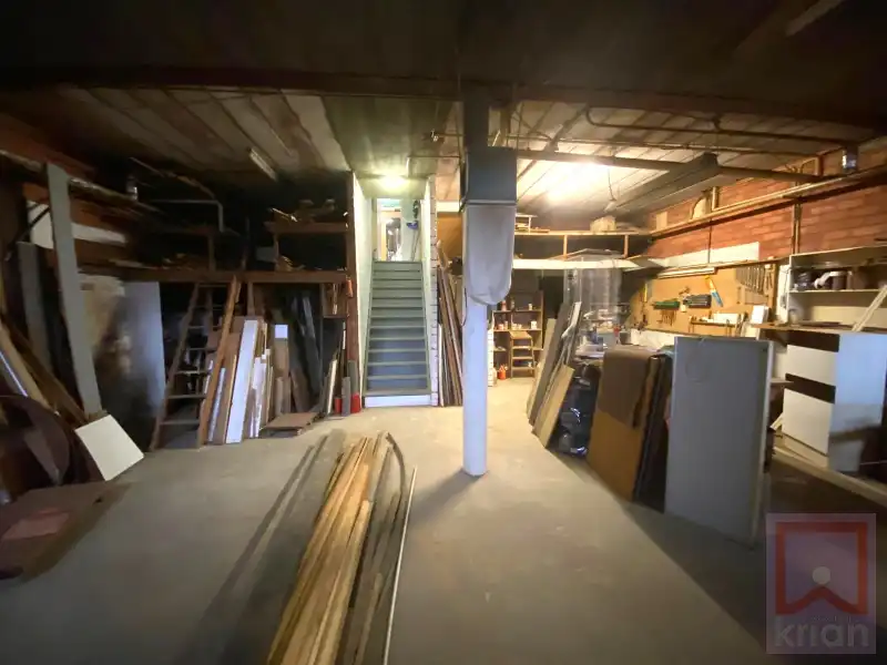 Ruime woning met tuin, 2 grote garages en kelder op grond groot 688m² foto 29