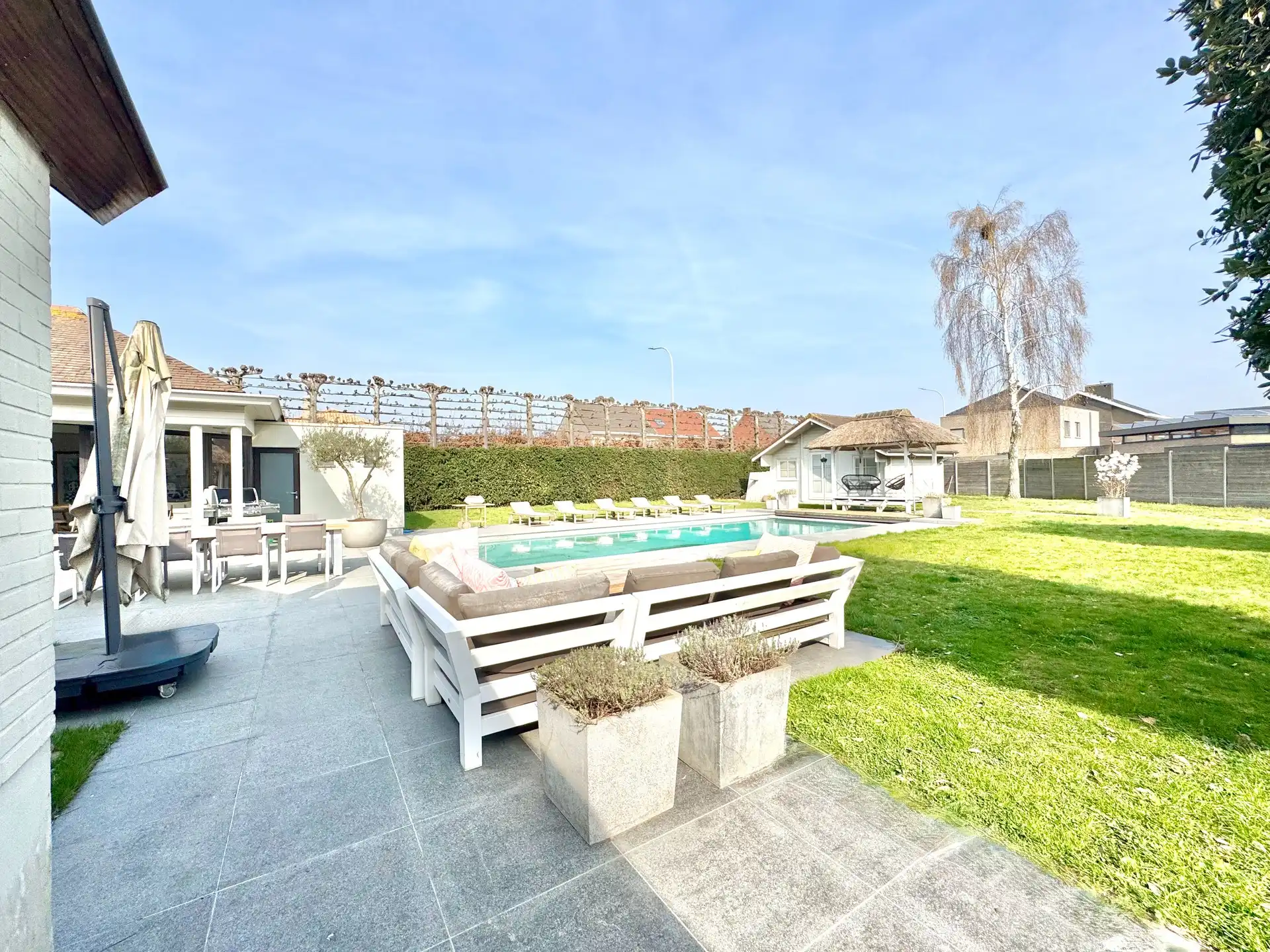 RUIME TIJDLOZE VILLA MET ZWEMBAD foto 49